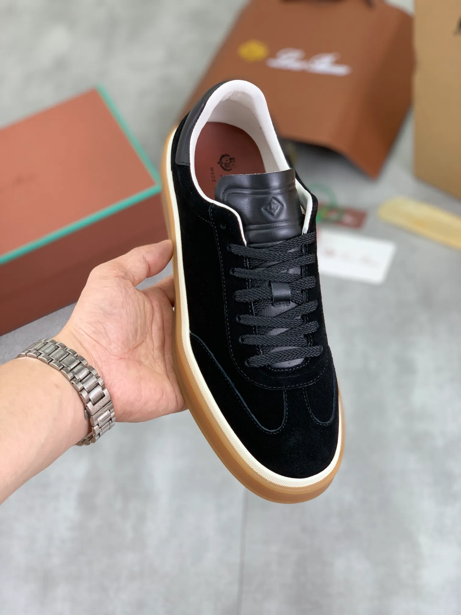Men's Men's Shoes 💰P540 New 💰High Quality Loro Piana 💯Top Authentic Grade💯Buy the original 1:1 copy💯 Founded the existing Loro Piana company on April 24, 1924. It is now the sixth generation of family business, providing top quality products to customers who are discerning in taste and quality. Imported original fabrics, made of plain calfskin lining. Hand-sewn threads with cowhide feet. Original packaging. Size: 38-45. 7⃣️ colors available.